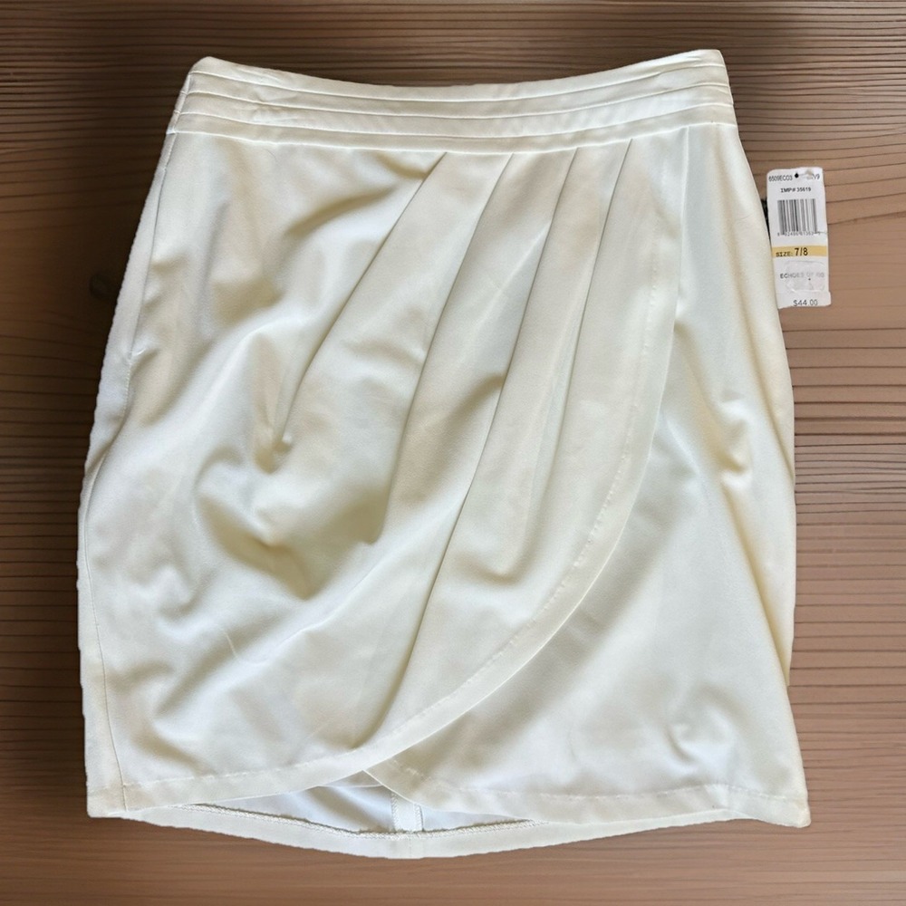 NWT XOXO Ivory Classy Pleated Skirt Womens Size 7/8. *261